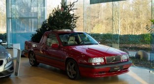 Новогоднее украшение в виде необычного Volvo 850 T-5R (7 фото)