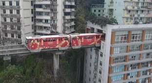 В Китае поезд проезжает прямо через жилой дом (6 фото)