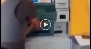 Сотрудница полиции демонстрирует ноу-хау от мошенников. Фальшивый банкомат поверх настоящего