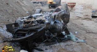 Киев: на Столичном шоссе кабриолет BMW-335i упал в тот же котлован (59 фото)