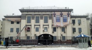 Как сейчас выглядит здание посольства РФ в Киеве (10 фото)