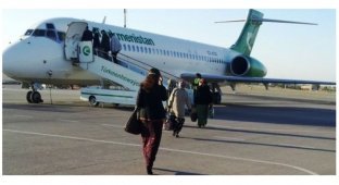 Их нравы: родня президента Туркмении сняла пассажиров с рейса, чтобы вернуться домой (2 фото)