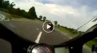 Авария мотоциклиста на большой скорости