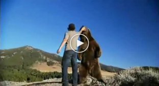 Лучшие друзья - огромный медведь гризли и человек