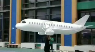 Красивый и огромный бумажный самолетик