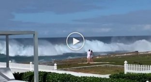 Мощная волна накрыла туристов