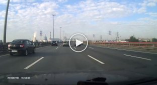 Лихач на BMW устроил серьезное ДТП на кольцевой в Петербурге