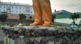 В Кемеровской области выпивший мужчина сломал памятник Ленину в попытке сделать селфи (3 фото)