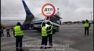 В аэропорту Борисполь грузовик столкнулся с самолетом