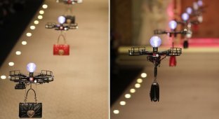 На показе Dolce and Gabbana выпустили на подиум дроны с сумочками (8 фото)