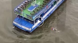 На Москве-реке с прогулочного теплохода заметили и спасли тонущего человека