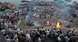 Как в Индии сжигают умерших. Фоторепортаж (9 фото)