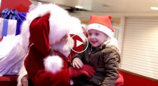 Эта маленькая девочка плохо слышит Однако этот Санта знает все языки мира!