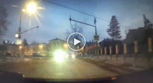 Лобовая атака! В Новоуральске десятилетняя девочка бросилась на автомобиль