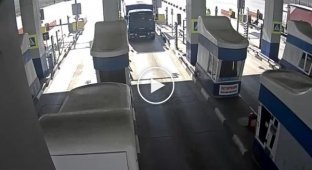 Водитель попытался избежать платы за проезд, пристав к другому грузовику