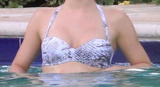 Джулианна Хаф в бассейне (5 Фото)
