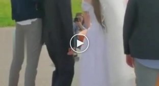 Так напился на собственной свадьбе, что не смог даже подать руку, чтобы невеста надела кольцо