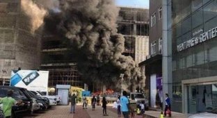 В Гонконге произошел пожар в здании Всемирного торгового центра (2 фото + 2 видео)