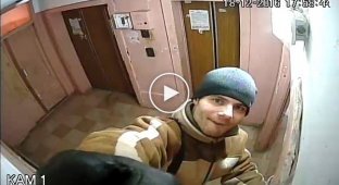 Наркоман в поиске денег на очередную дозу, снял китайскую камеру с подъезда. Киев