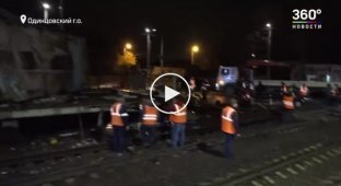 В Подмосковье электричка протаранила грузовик на железнодорожном переезде