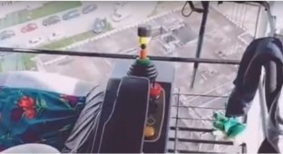 Крановщик об удобствах в кабине башенного крана (1 фото + 5 видео)