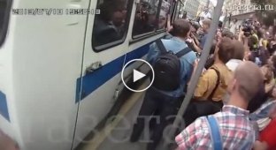 Епический побег из полицейского автобуса
