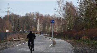 В Германии открыли первый участок 100-километрового автобана для велосипедистов (4 фото)