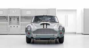 Первый экземпляр переизданного классического Aston Martin DB4 GT (8 фото + 1 видео)