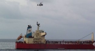 Освобождение захваченного танкера (70 фото)