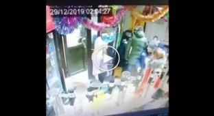 Мать и дочь напали с ножом на посетителя магазина