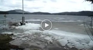 Ледяное наводнение на реке