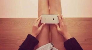 Китаянки доказывают стройность ног, прикладывая айфон к коленям (6 фото)