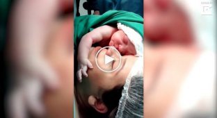 Мгновенная эмоциональная связь между новорожденной девочкой и ее мамой
