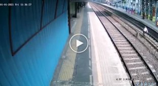 Полицейский вытащил индийца с путей за мгновение до прибытия поезда