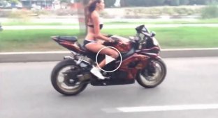 Девушка выполняет опасные трюки на мотоцикле