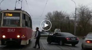 В Новосибирске приезжий начал воевать языком с водителем трамвая (маты)