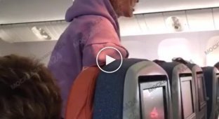 В самолете девушка не выдержала из-за того, что ребенок пинал спинку ее кресла