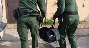 Находка американских пограничников в брошенной нелегалами сумке (5 фото)