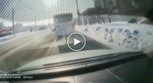 В Омске на пешеходном переходе водитель сбил женщину с ребёнком