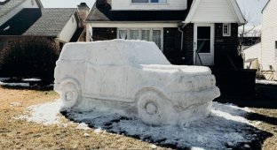 Сотрудник Ford слепил новый Bronco в натуральную величину перед своим домом (6 фото)