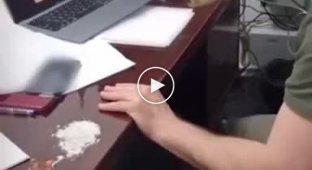 Рашисткие СМИ разгоняют склепаный на коленке примитивный фейк о якобы кокаине на столе у Зеленского