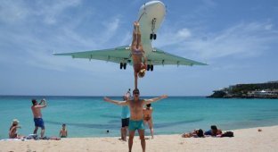 Туристы выполнили акробатический трюк в паре метров от пролетающего самолета (4 фото)