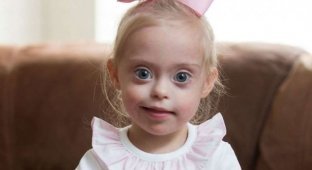 2-летняя девочка с синдромом Дауна стала моделью благодаря своей дерзкой улыбке (12 фото)