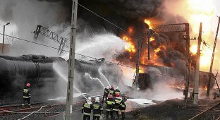 Взрыв цистерн с нефтепродуктами в Польше (5 фото + 1 видео)