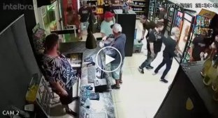 Бутылка против пистолета в магазине