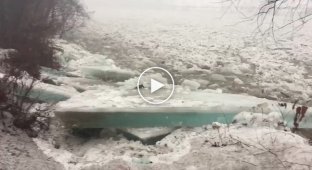 На Закарпатье начался снежный паводок. Ледоход сносит мосты и заборы