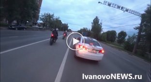 Мотохулиганы в России сбивают зеркала с машины