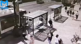 Жесткая авария скейтбордиста в центре Петербурга – во всем виновата стеклянная остановка