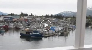 Корабль против дома в Аляске