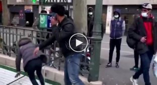 Коренной житель Парижа столкнул женщину с лестницы